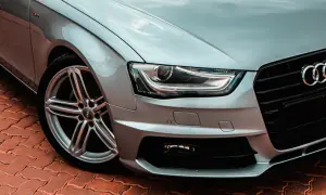Srebrne Audi z reflektorami bixenon, które zapewniają doskonałą widoczność dzięki technologii xenon.