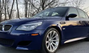 BMW M5 z silnikiem V10 - ikona osiągów i innowacji w motoryzacji