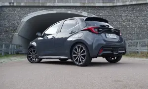Ciemnoszary Toyota Yaris stoi na drodze przed tunelem.