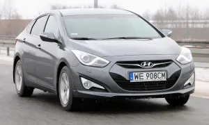 Szary Hyundai i40 na drodze. Kierowca szukał Hyundai i40 opinie przed zakupem, a teraz cieszy się jazdą.