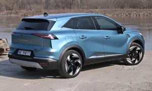 Niebieski Renault Symbioz z nowoczesnymi światłami i felgami, gotowy do jazdy. Poznajcie jego opinie!