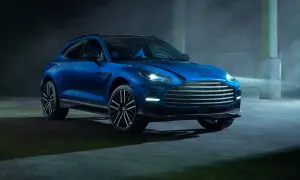 Niebieski Aston Martin DBX 707 lśni w półmroku, gotowy do podboju każdej drogi.