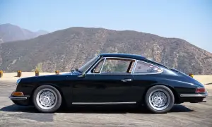 Klasyczny czarny Porsche 912 na tle górskich krajobrazów.