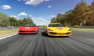 Dwa Ferrari 296 GTS, czerwone i żółte, pędzą po torze wyścigowym.