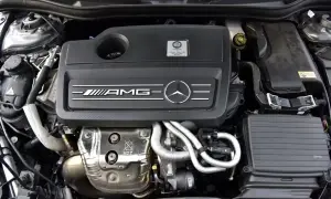 Silnik AMG w Mercedesie W176, gotowy do akcji.