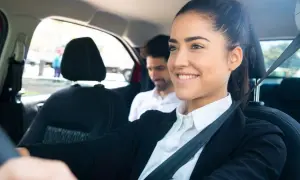 Kim jest kierowca Ubera? Obowiązki, wymagania i korzyści pracy w Uberze