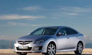 Srebrna Mazda 6 na tle błękitnego nieba. Wiele osób szuka mazda 6 opinie przed zakupem.