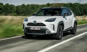 Biały Toyota Yaris Cross na drodze. Czy warto kupić ten miejski SUV?