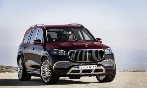 Luksusowy, bordowy GLS Maybach z chromowanymi felgami stoi na pustkowiu, gotowy na każdą podróż.