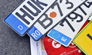 Kolekcja tablic rejestracyjnych państw UE: D (Niemcy), RO (Rumunia), E (Hiszpania) i inne.