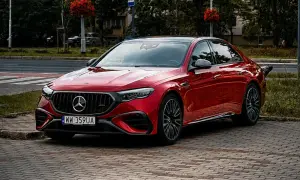Błyszczący czerwony Mercedes-Benz EQC 400 4MATIC, model e53 amg, zaparkowany na bruku.