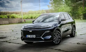 Czarny Geely Starray EM-i na "Road Tour" gotowy do podróży.