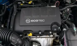 Silnik Ecotec z Opla Mokka 2017. Widoczny czarny plastikowy dekiel z logo Opla i napisem Ecotec.