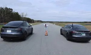 Dwa modele Tesla Model 3 i Model Y stoją na torze wyścigowym, gotowe do startu.