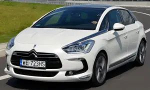 Biały Citroen DS5 na drodze. Dyskusja na forum: Citroen DS5 jaki silnik wybrać?
