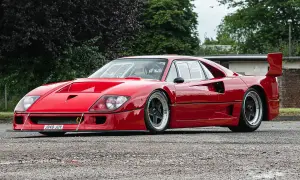 Czerwone Ferrari F40, ikona motoryzacji, której ferrari f40 cena wciąż budzi emocje. Klasyk na drodze.