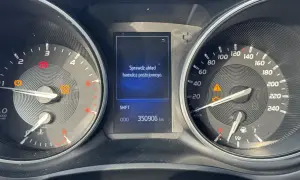 Komunikat "Sprawdź układ hamulca postojowego" na desce rozdzielczej Toyoty Avensis. Jak odblokować hamulec ręczny elektryczny?