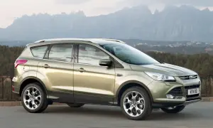 Złoty Ford Kuga 2 na tle górskiego krajobrazu.
