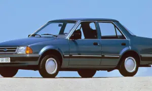 Niebieski Ford Orion z lat 80. na tle błękitnego nieba. Klasyk z przeszłości, który wciąż budzi nostalgię.