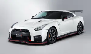 Biały Nissan GT-R Nismo z czarnymi felgami i czerwonymi akcentami, gotowy do wyścigu.
