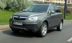 Szary Opel Antara w ruchu miejskim. Kierowca szuka opinii o tym modelu, by podjąć decyzję o zakupie.