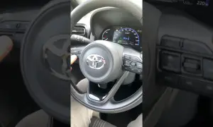 Zmiana godziny w Toyota Yaris: Prosty poradnik dla każdego kierowcy