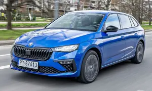 Błękitna Skoda Scala w ruchu ulicznym. Sprawdź atrakcyjną skoda scala cena i wybierz swój wymarzony samochód.