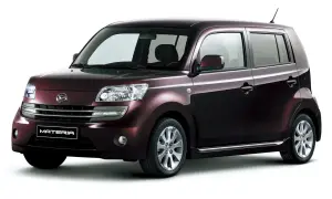 Elegancki, bordowy Daihatsu Materia z chromowanymi listwami i felgami, prezentujący swoją unikalną sylwetkę.