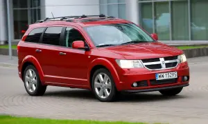 Czerwony Dodge Journey na polskich drogach. Wiele osób szuka dodge journey opinie przed zakupem.