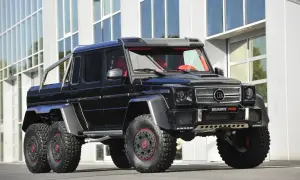 Czarny, potężny Mercedes 6x6 z czerwonym wnętrzem, gotowy na każde wyzwanie.
