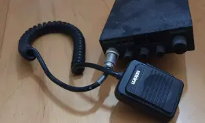 Radiotelefon Uniden PRO 520XL z mikrofonem i spiralnym kablem, gotowy do rejestracji cb.