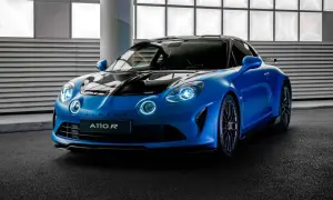 Niebieski Alpine A110 R z czarną maską i dachem, gotowy do jazdy po torze.