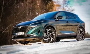 Zielony Nissan Qashqai na śniegu. Wiele osób szuka nissan qashqai opinie forum przed zakupem.