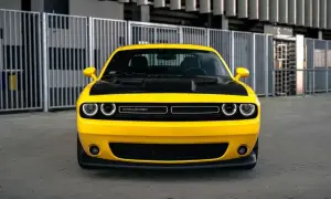 Żółty Dodge Challenger z czarną maską i felgami. Idealny do miasta, a jego dodge challenger cena zachęca do zakupu.