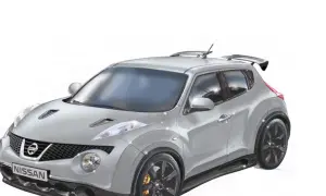 Srebrny Nissan Juke R z czarnymi felgami i spojlerem, gotowy do wyścigu.