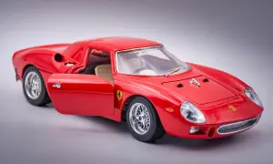 Czerwone Ferrari 250 GTO z otwartymi drzwiami, model kolekcjonerski, błyszczące felgi i detale.