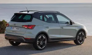 Szary Seat Arona z czarnym dachem zaparkowany przy morzu. Idealny na wakacyjne wycieczki.