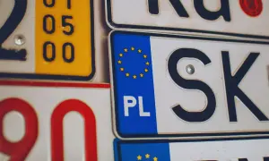 Kolekcja tablic rejestracyjnych, w tym polska z symbolem UE i oznaczeniem PL.