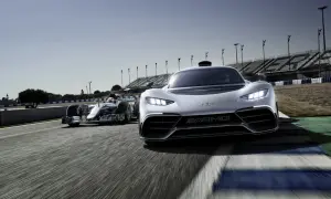 Wyścigowy bolid F1 i biały Mercedes-AMG Project One pędzą po torze.