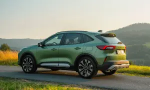 Nowy Ford Kuga w zielonym kolorze na tle górskiego krajobrazu.