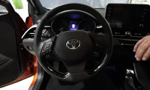 Jak włączyć czujniki parkowania Toyota CHR - proste rozwiązanie krok po kroku