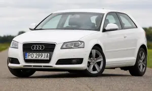 Białe Audi A3 2004 na drodze, z widocznym grillem i tablicą rejestracyjną PO 299 JA.