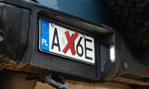 Tylna zderzak terenówki z tablicą rejestracyjną SJ. Na tablicy widnieje czerwony krzyżyk.