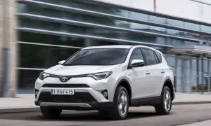 Biała Toyota RAV4 w ruchu miejskim. Wiele osób szuka takich aut, czytając toyota rav4 opinie forum.