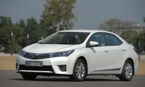 Biała Toyota Corolla 1.6 benzyna, idealna do miasta i na trasy. Zastanawiasz się, ile pali? Ten model oferuje dobre osiągi przy rozsądnym spalaniu.