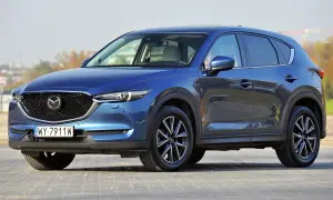 Niebieska Mazda CX-5 na forum dyskusyjnym. Jaki silnik wybrać? Zapytanie o silnik do Mazdy CX-5.