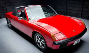 Czerwony Porsche 914 z czarnym dachem targa, gotowy do jazdy po krętych drogach.
