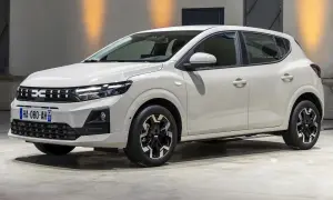 Nowa Dacia Sandero w kolorze białym, prezentująca nowoczesny design i charakterystyczne logo marki.
