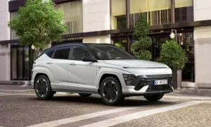 Biały Hyundai Kona N Line na tle eleganckiego budynku. Sprawdź aktualną hyundai kona cena i wybierz swój wymarzony model.