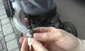 Prawidłowa przerwa na świecy w silniku Briggs & Stratton - poradnik serwisowy